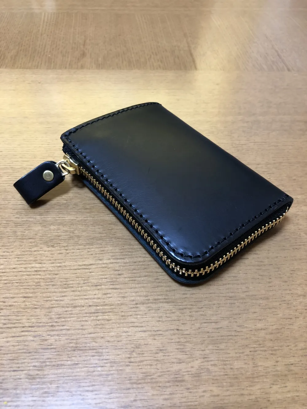 【ヘルツ】コロンポーチ/黒 ヘルツ】コロンポーチ/黒 ガマ口のように大きく開くソフトレザー