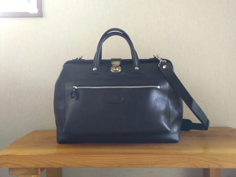 旅行に便利な大ポケット付きのソフトレザー口枠ボストンバッグ