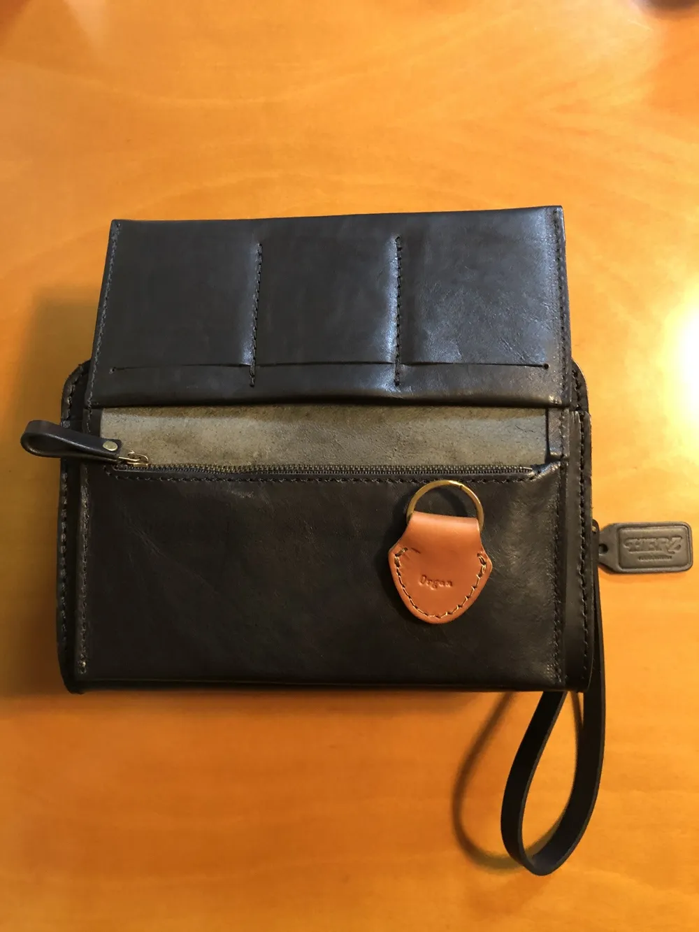 カードを縦に収める厚みのないフラットな長財布 / 革鞄のHERZ