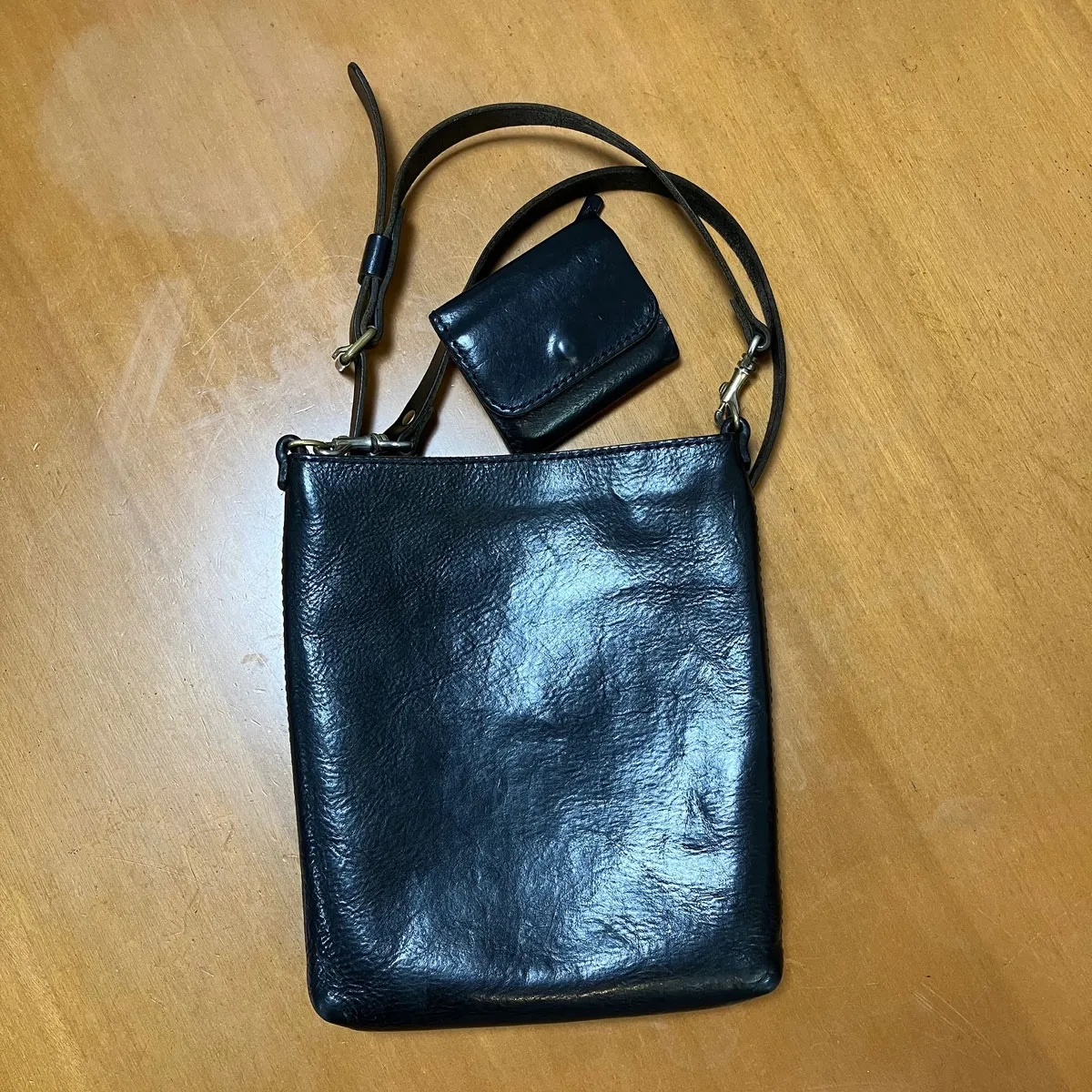 フラットでシンプルなファスナーショルダーバッグ / 革鞄のHERZ(ヘルツ