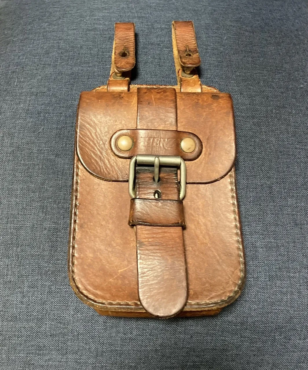 ヘルツの顔ともいえる一本ベルトのレザーベルトポーチ / 革鞄の