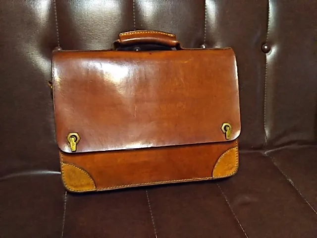 厚い革で丈夫に仕上げたシンプルな丸台おこしブリーフケース