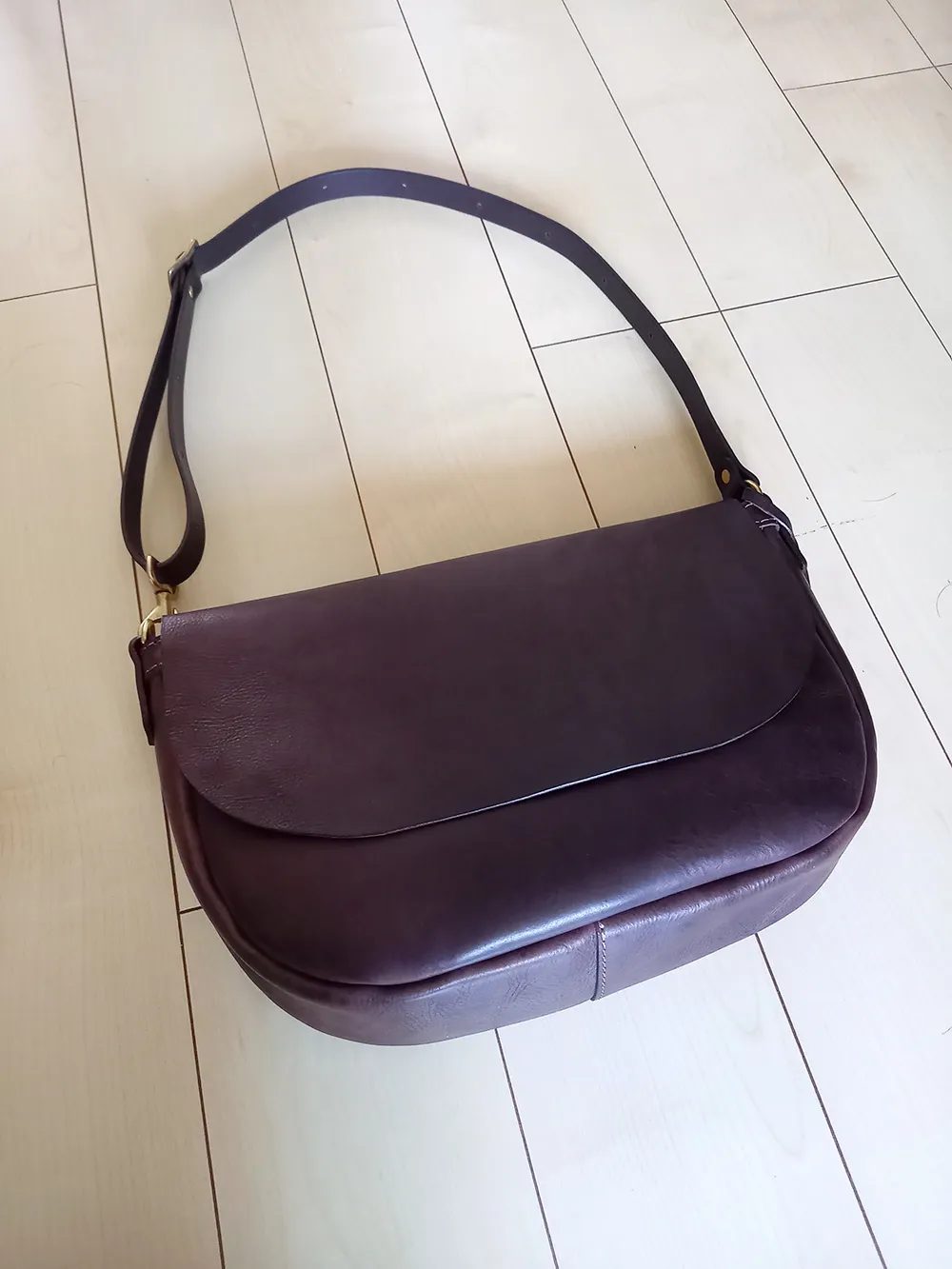 organ HERZ G-34 ショルダーバッグ Mサイズ イタリア革の質感を楽しめる丸いかぶせのショルダーバッグ / 革