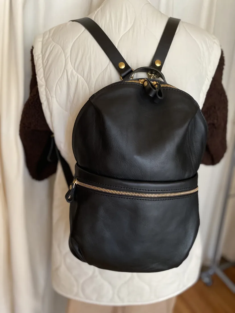 丸みのあるフォルムが特徴のレディースリュック / 革鞄のHERZ