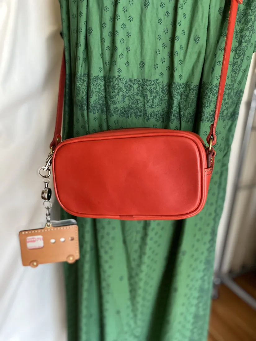 ふっくらフォルムが可愛いレディースショルダーポシェット / 革鞄の