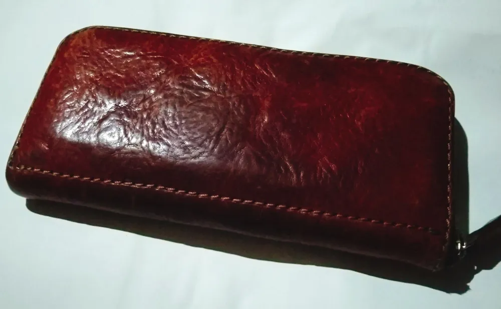 5か所の収納スペースで一番人気のファスナー式の本革長財布 / 革