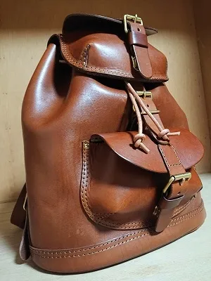 ハードレザーで豪快に仕上げた迫力のリュックサック / 革鞄の