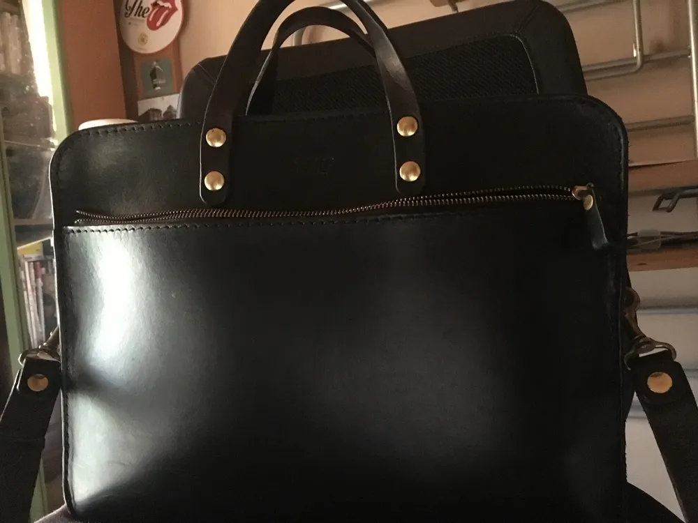 使いやすいファスナー式と厚革仕立ての2wayビジネスバッグ / 革