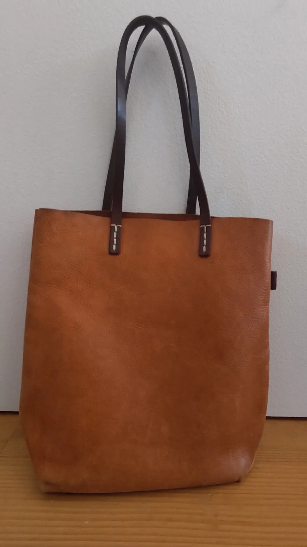 軽くて柔らかい革で作ったシンプルな縦型トートバッグ / 革鞄の