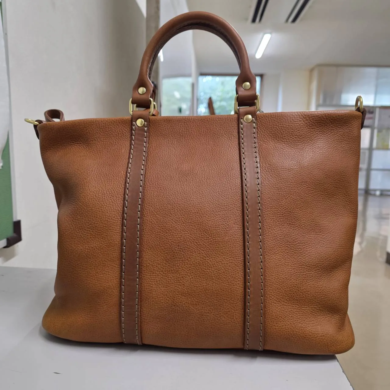 ビジネスバッグとしても使えるファスナー式の2wayトートバッグ