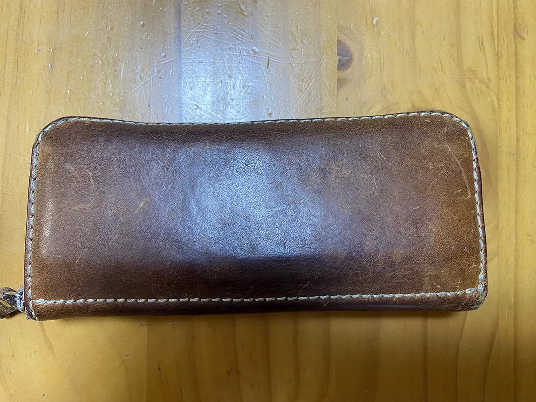 5か所の収納スペースで一番人気のファスナー式の本革長財布 / 革