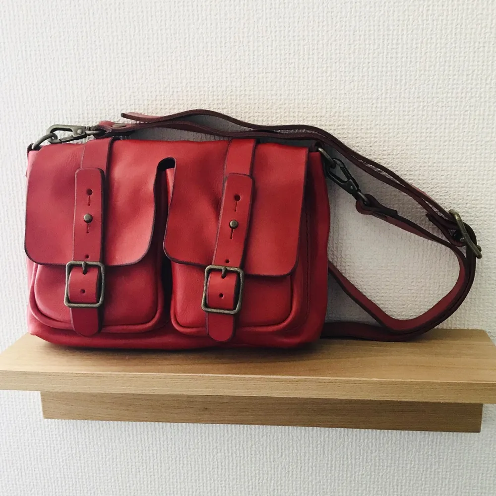 ウォッシュ加工でアンティークを思わせる総革ショルダーバッグ