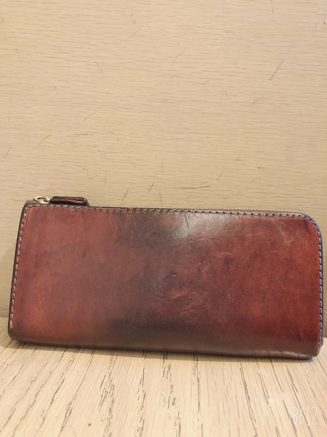 ダコタレザーの滑らかな手触りを楽しめるL字ダブルファスナー長