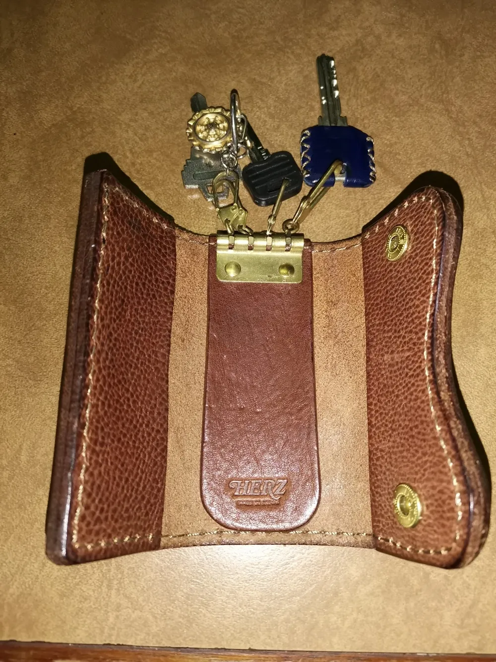 タンドーソフト革の質感を活かしたホック留めの4連キーケース / 革鞄の