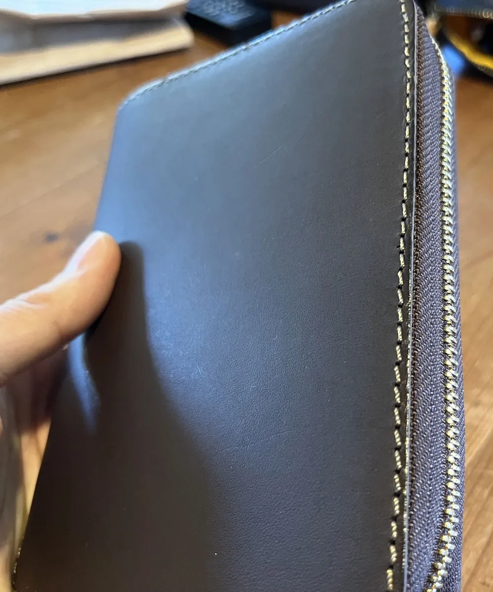 ラウンドファスナーで本やノートも包める本革ブックケース / 革