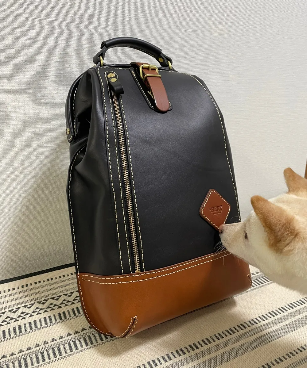 がま口をリュックに採用したスマートな口枠レザーリュック / 革