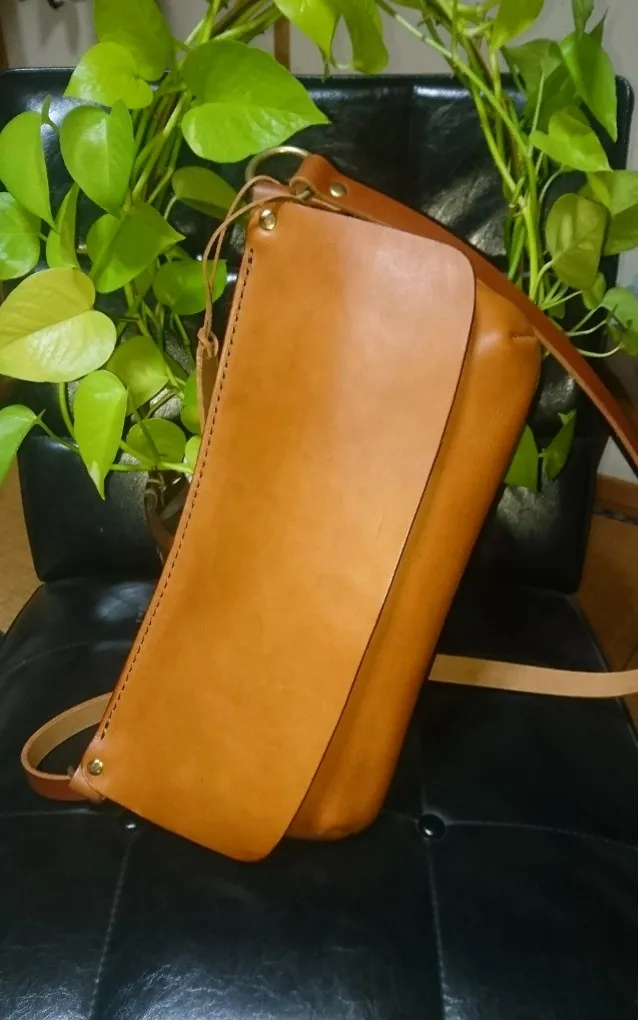 旅で使う鞄として考案したイタリアンレザーのボディバッグ / 革