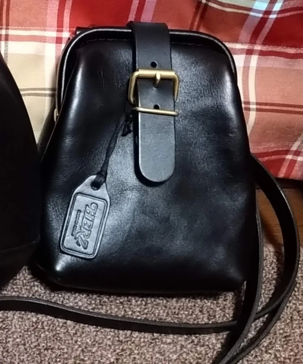 がま口で大きく開いて使いやすいレザーベルトポーチ / 革鞄の