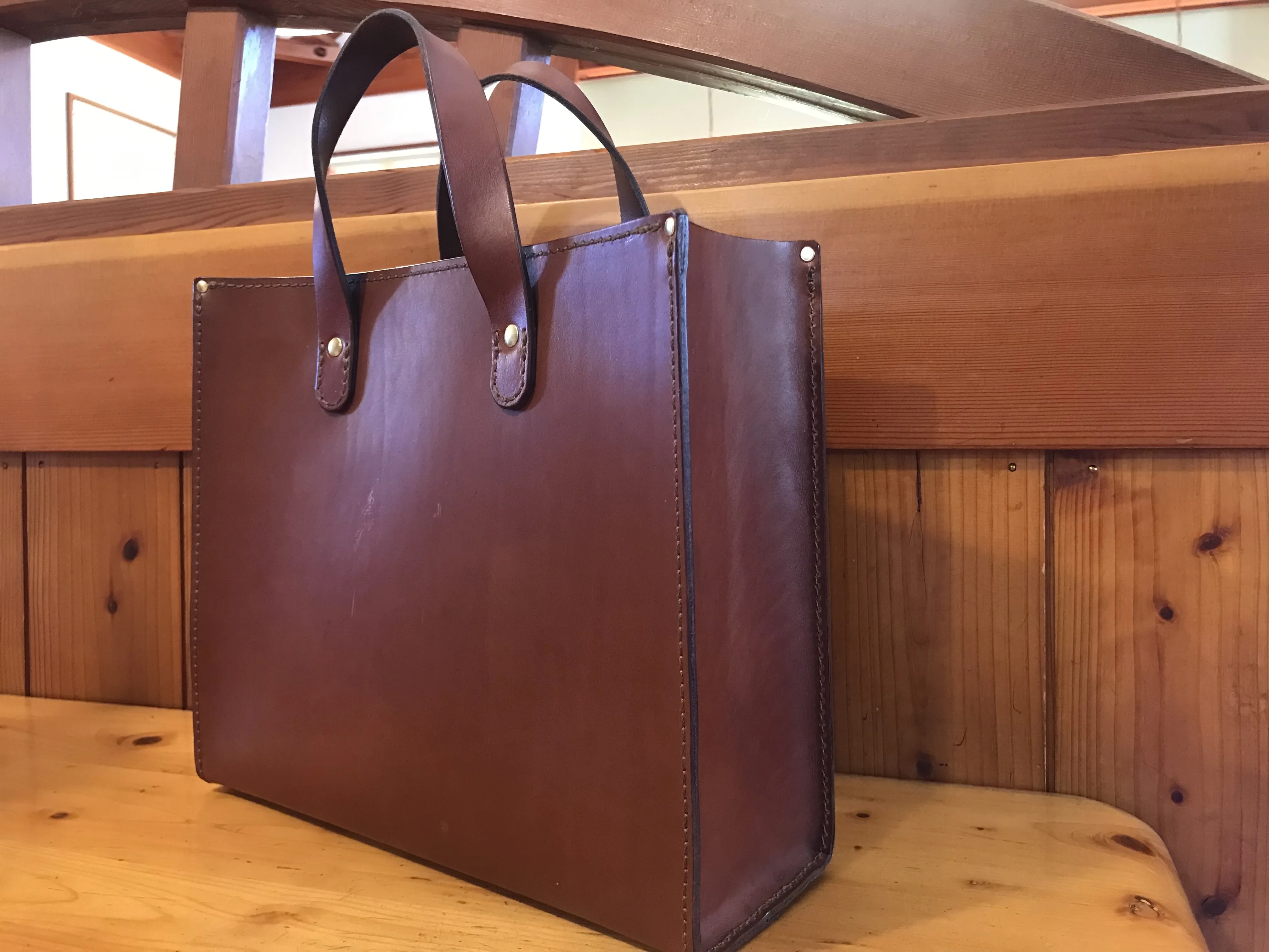 サイズ展開豊富でベーシックデザインの本革トートバッグ / 革鞄