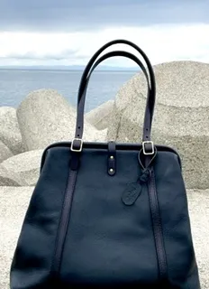 がま口で大きく開くレディース向けの口枠レザートートバッグ