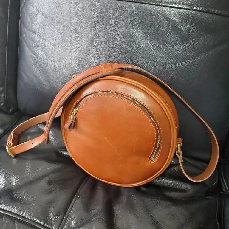 丸い形でレディースに人気のショルダーポシェット / 革鞄のHERZ