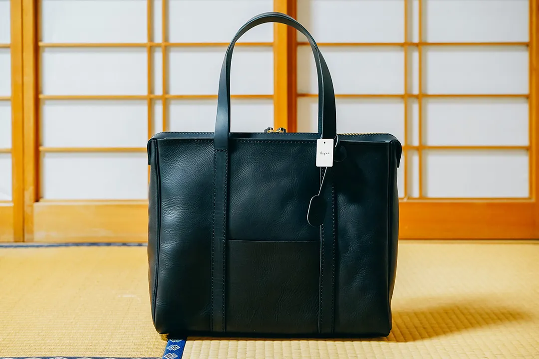 ファスナーで大きく開くスクエアフォルムの肩掛けトートバッグ / 革鞄