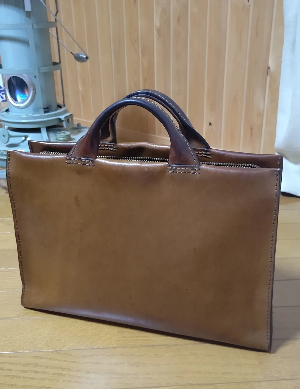定価59,950円　HERZ　あおりポケット二本手ビジネスバック　ヘルツ あおりポケットと一枚革仕上げで作った二本手ビジネスバッグ