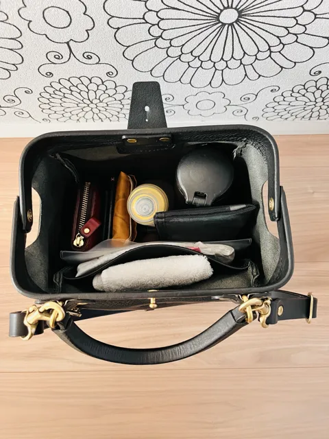 がま口タイプでレディースバッグとして大人気の口枠キューブ