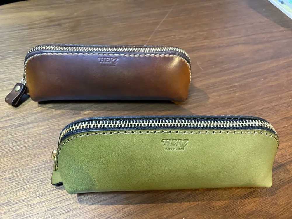 ペンも沢山仕舞えて形も可愛い一番人気の三角型革ペンケース