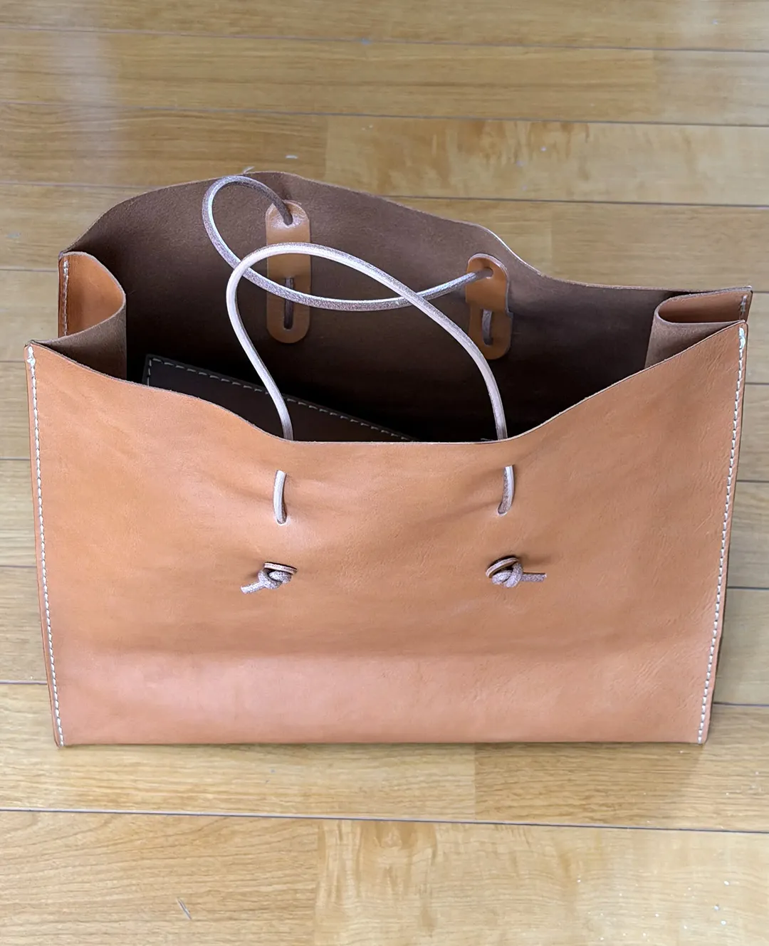 シンプルで使いやすい紙袋を革で作った革紙袋 / 革鞄のHERZ