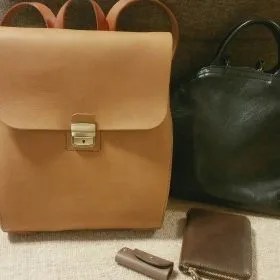 ひねりのきいたマチが独創的、錠前仕様のイタリア革リュック