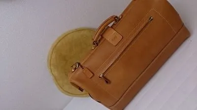 総革が映えるクラシックデザインの口枠ボストンバッグ / 革鞄の