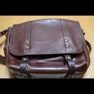 総革で作ったサイズ展開豊富なメッセンジャーバッグ / 革鞄の
