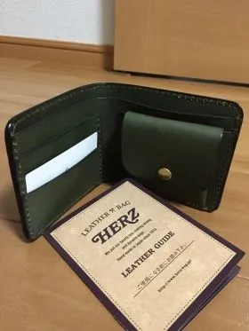 ずっと作り続けているスタンダードデザインの二つ折り財布 / 革