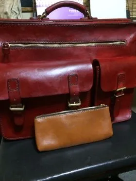 ポケットを顔にした遊び心満載の箱型鞄2wayビジネスバッグ / 革