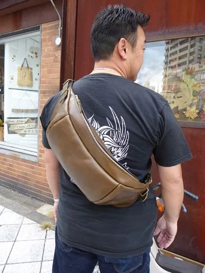 大きめ　HERZ(ヘルツ) ボディバッグ F-1　キャメル 大きめ HERZ(ヘルツ) ボディバッグ F-1 キャメル