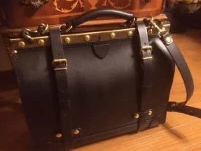 クラシックフレームで作るワイドマチのビジネスキットバッグ