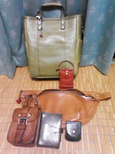 メンズにおすすめのシンプルな縦長レザートートバッグ / 革鞄の