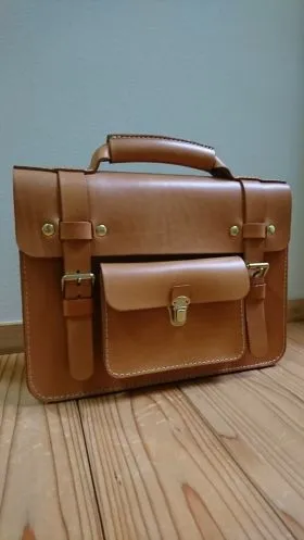 飽きずに長く使える学生鞄風の2way本革ビジネスバッグ / 革鞄の