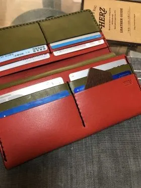 お札とカード入れ専用のフラップロングウォレット / 革鞄のHERZ