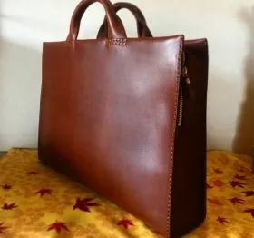 あおりポケットと一枚革仕上げで作った二本手ビジネスバッグ