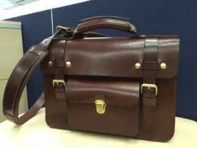 飽きずに長く使える学生鞄風の2way本革ビジネスバッグ / 革鞄の