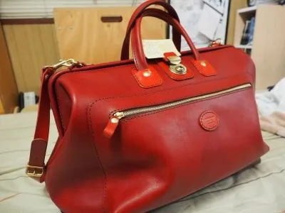 Herz 錠前タイプボストンバッグLサイズ　V-30 旅行に便利な大ポケット付きのソフトレザー口枠ボストンバッグ