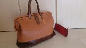 昔の映画に出てきそうなクラシックな総革口枠ボストンバッグ