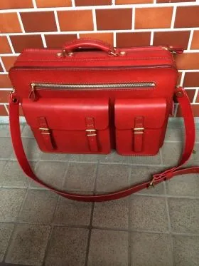 ポケットを顔にした遊び心満載の箱型鞄2wayビジネスバッグ / 革