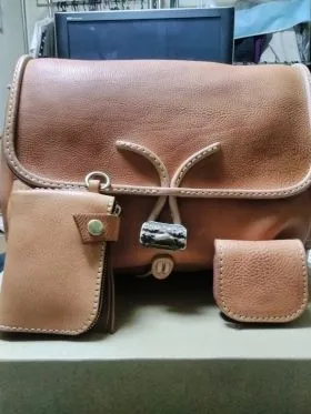 豪快な革鞄を思わせるワイルドメッセンジャーバッグ / 革鞄の