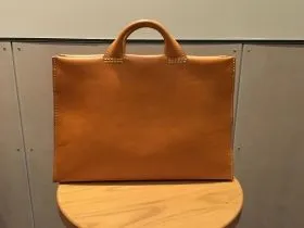 あおりポケットと一枚革仕上げで作った二本手ビジネスバッグ