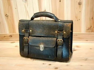 飽きずに長く使える学生鞄風の2way本革ビジネスバッグ / 革鞄のHERZ