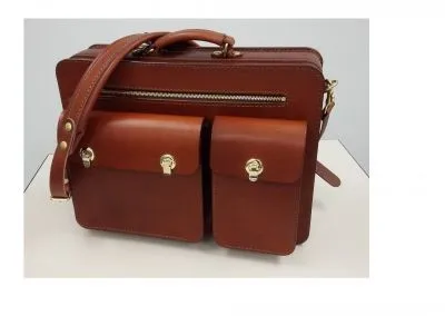 ポケットを顔にした遊び心満載の箱型鞄2wayビジネスバッグ / 革