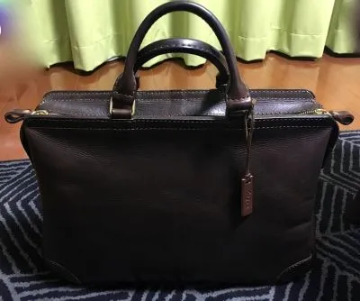 どんな仕事にもフィットする二本手ファスナービジネスバッグ